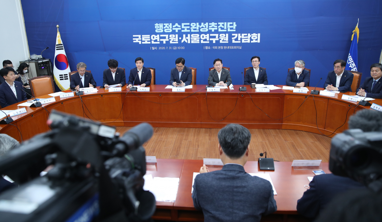 박범계 행정수도완성추진단 부단장이 31일 오전 서울 여의도 국회에서 열린 행정수도 완성추진단- 국토연구원·서울연구원과의 간담회에 참석, 발언하고 있다. [연합]
