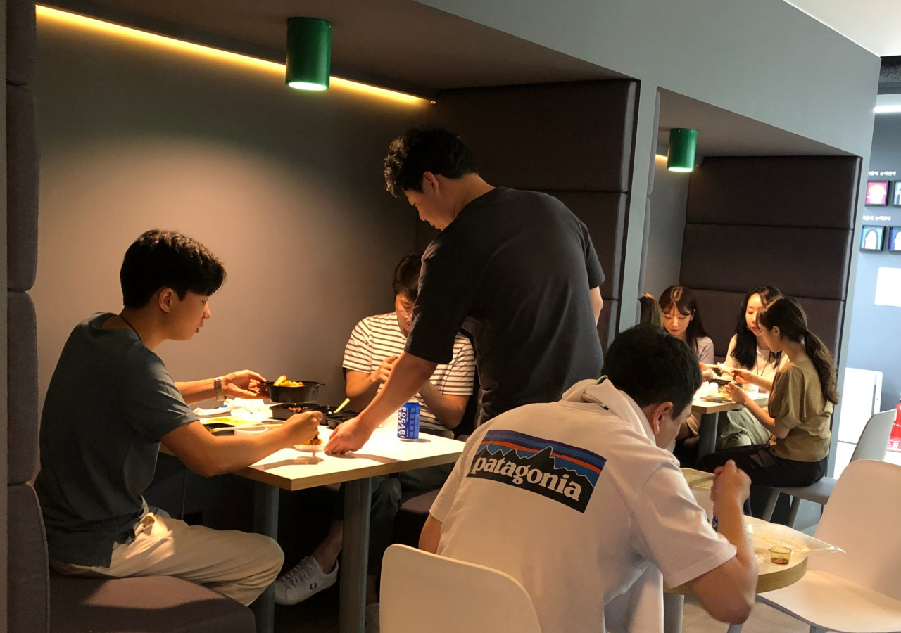 예약배달로 점심을 해결하는 직장인들의 모습[벤디스 제공]