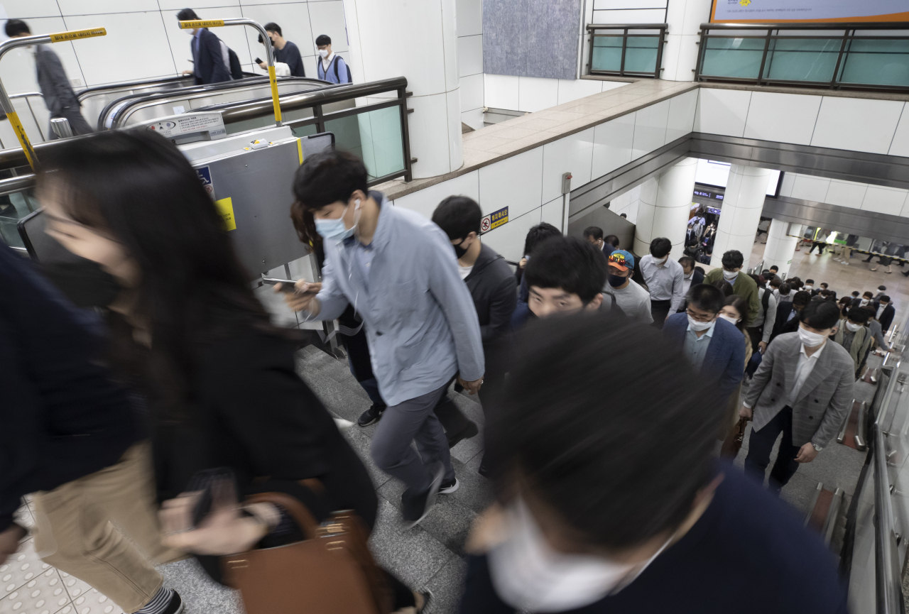 지난 13일 오전 서울 광화문역에서 시민들이 마스크를 착용한 채 역을 나서고 있다. [연합]