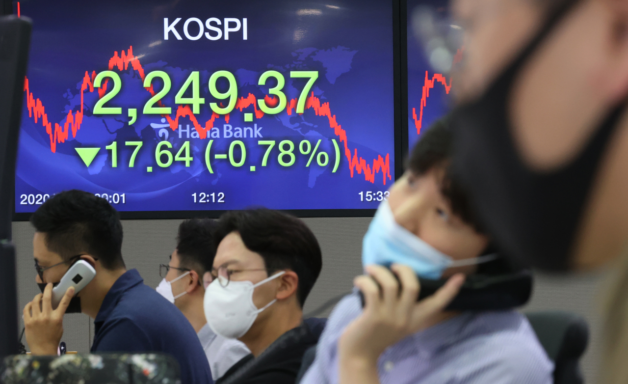 Electronic signboards at the trading room of Hana Bank in Seoul show the benchmark Korea Composite Stock Price Index (KOSPI) closing at 2,249.37 on July 31, 2020, down 17.64 points, or 0.78 percent, from the previous session's close. (Yonhap)