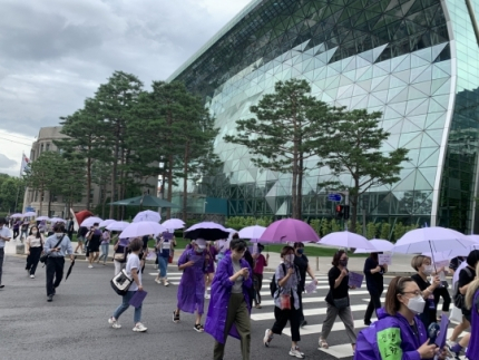 한국여성의전화를 비롯한 8개 여성단체로 구성된 ‘서울시장 위력에 의한 성폭력사건 국가인권위원회 직권조사 촉구 공동행동(이하 공동행동)’이 지난달 28일 오전 서울시청 앞에서 회견을 연 뒤 참가자들이 보랏빛 우산을 쓴 채 서울 중구 인권위 앞으로 행진하고 있다. 신주희 기자/joohee@heraldcorp.com