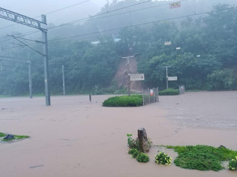 2일 오전 집중호우로 충북선 삼탄역 철도가 물에 잠겨 있다. 집중호우로 충북선과 태백선 철도 전 구간 열차 운행이 중단됐다. [연합]