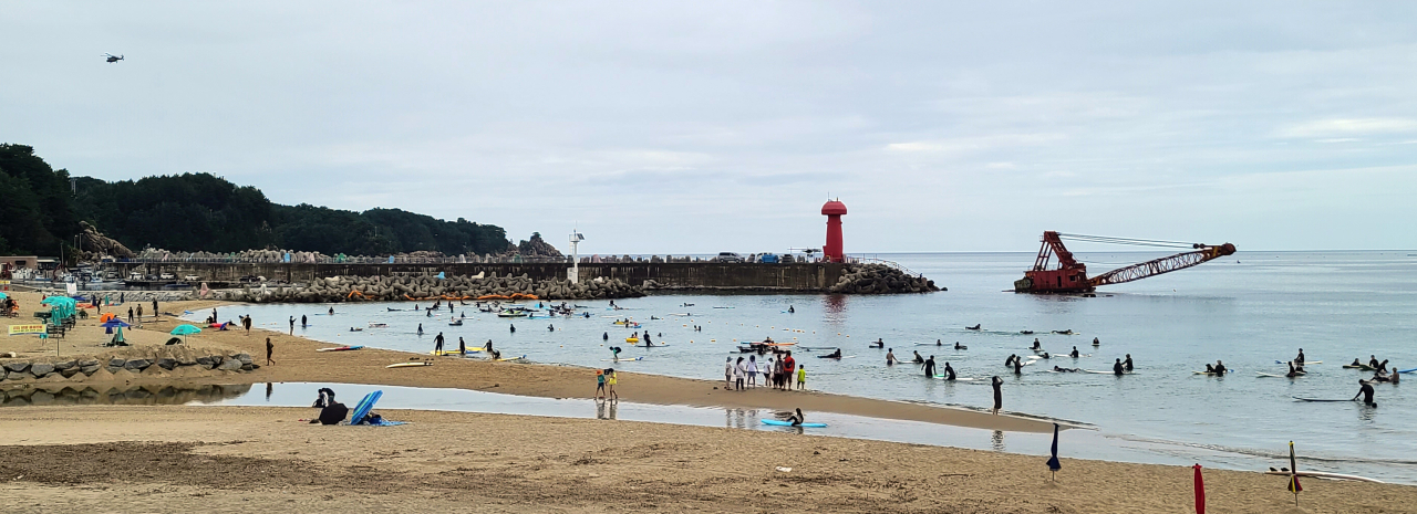 주말인 1일 강원도 양양 기사문 해변을 찾은 서퍼들이 서핑을 즐기고 있다. [연합]