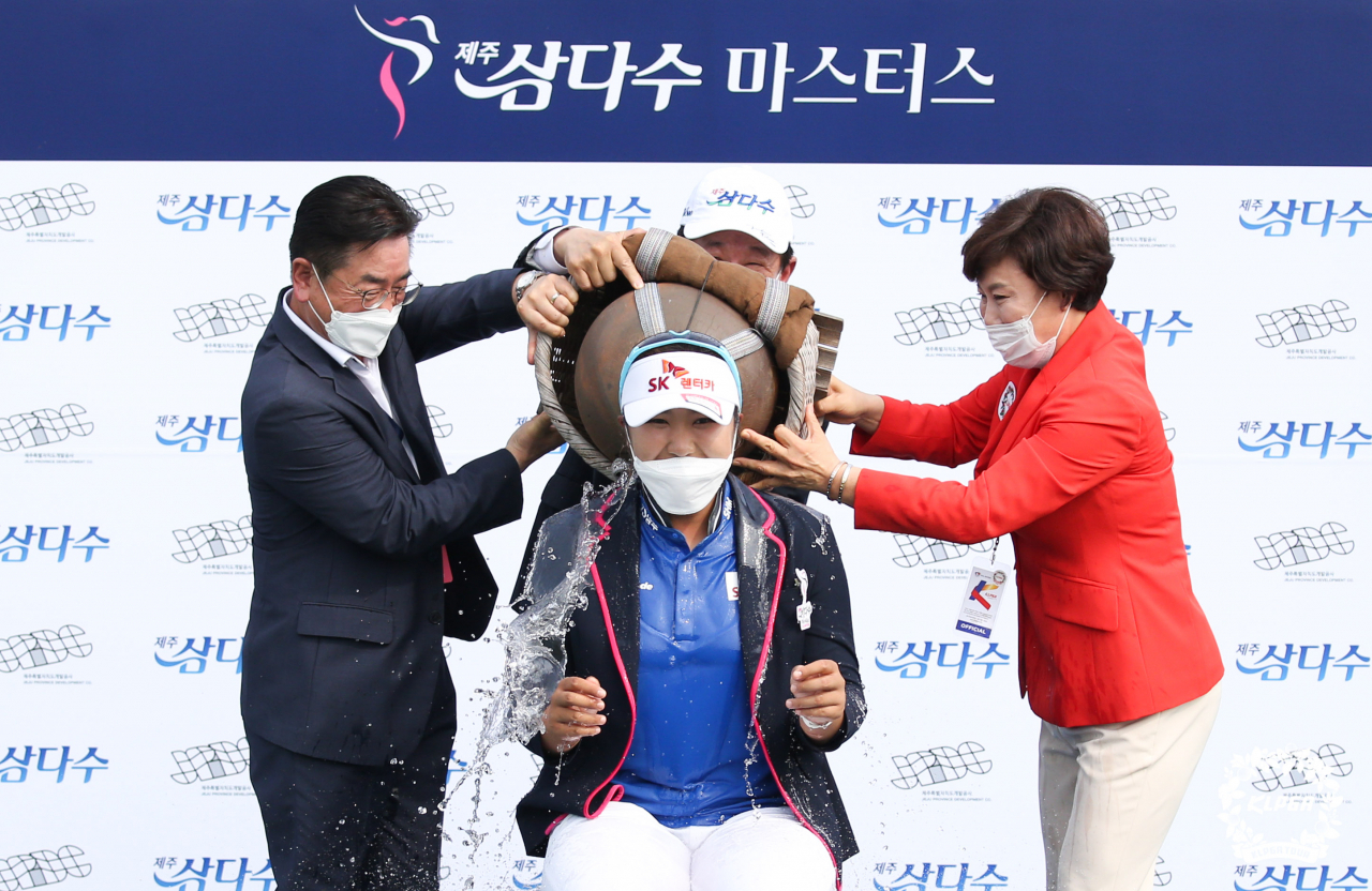 우승 세리모니 하는 유해란./KLPGA 제공