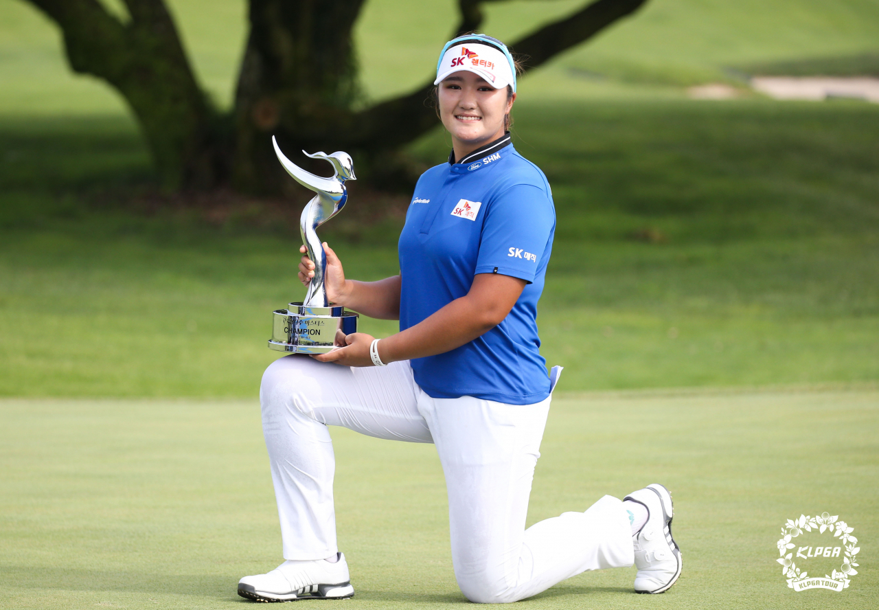 우승트로피 들고 포즈 취하는 유해란./KLPGA 제공