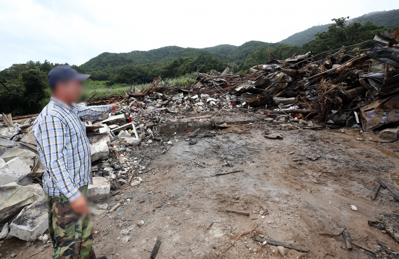지난 2일 밤사이 많은 비가 내린 충북 충주시 앙성면 주택이 산사태에 이은 가스 폭발로 산산이 부서져 있다. [연합]