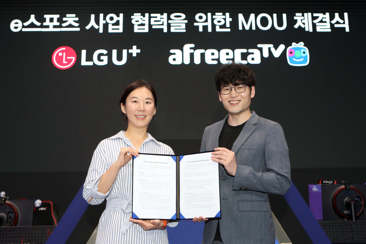 지난달 27일 서울 잠실 핫식스 아프리카 콜로세움 경기장에서 아프리카TV 인터랙티브콘텐츠사업본부 채정원 본부장(오른쪽)과 LG유플러스 클라우드서비스담당 손민선 상무가 ‘e스포츠 사업 협력을 위한 업무협약’을 체결하는 모습. LG유플러스와 아프리카TV는 양사의 서비스 플랫폼 개발과 게임방송 서비스 발굴을 위한 전략적 제휴를 체결했다고 3일 밝혔다. (사진=LG유플러스)
