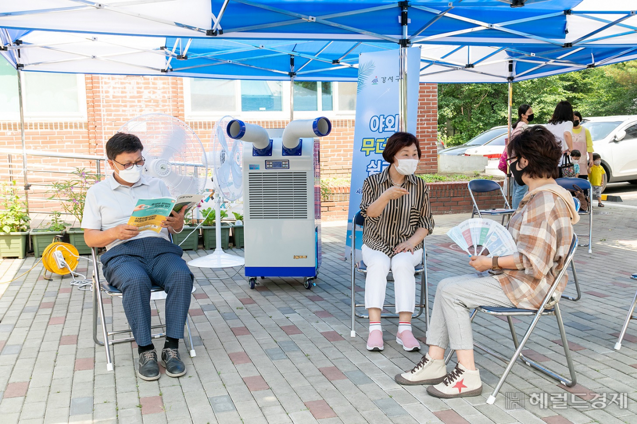 냉풍기가 비치된 야외 무더위 쉼터에서 구민들이 휴식을 취하고 있다. [강서구 제공]