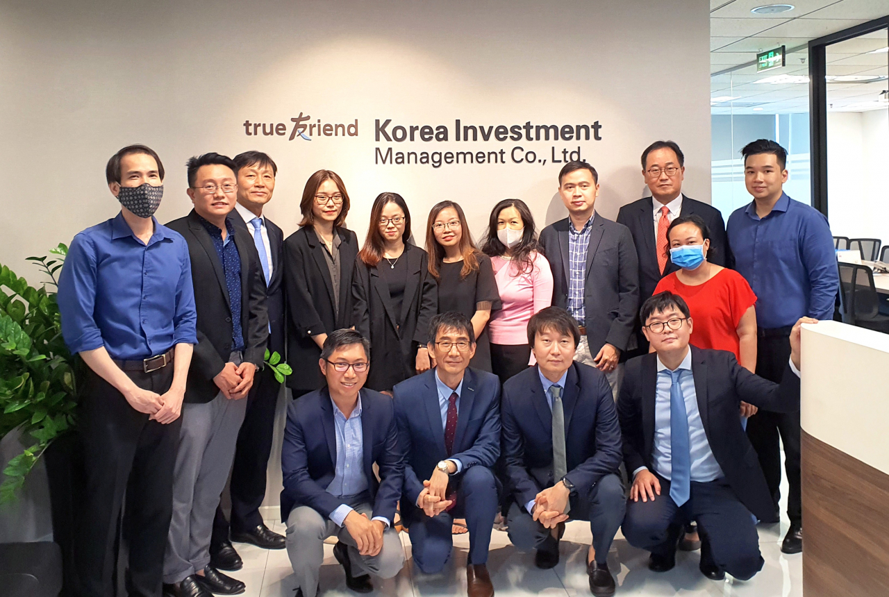 한국투자신탁운용이 지난 31일(현지시간) 베트남 호치민에서 베트남법인 출범식을 개최했다고 3일 밝혔다. 사진은 윤항진 베트남법인장과 현지 직원들이 기념사진을 촬영하는 모습. [한국투자신탁운용 제공]