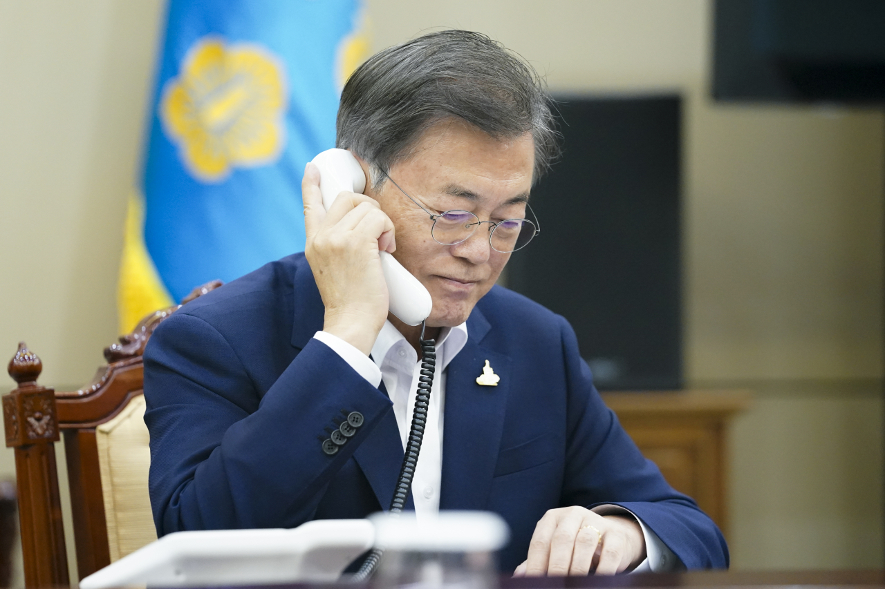 문재인 대통령이 28일 청와대에서 저신다 아던 뉴질랜드 총리와 전화 통화하고 있다. [연합]