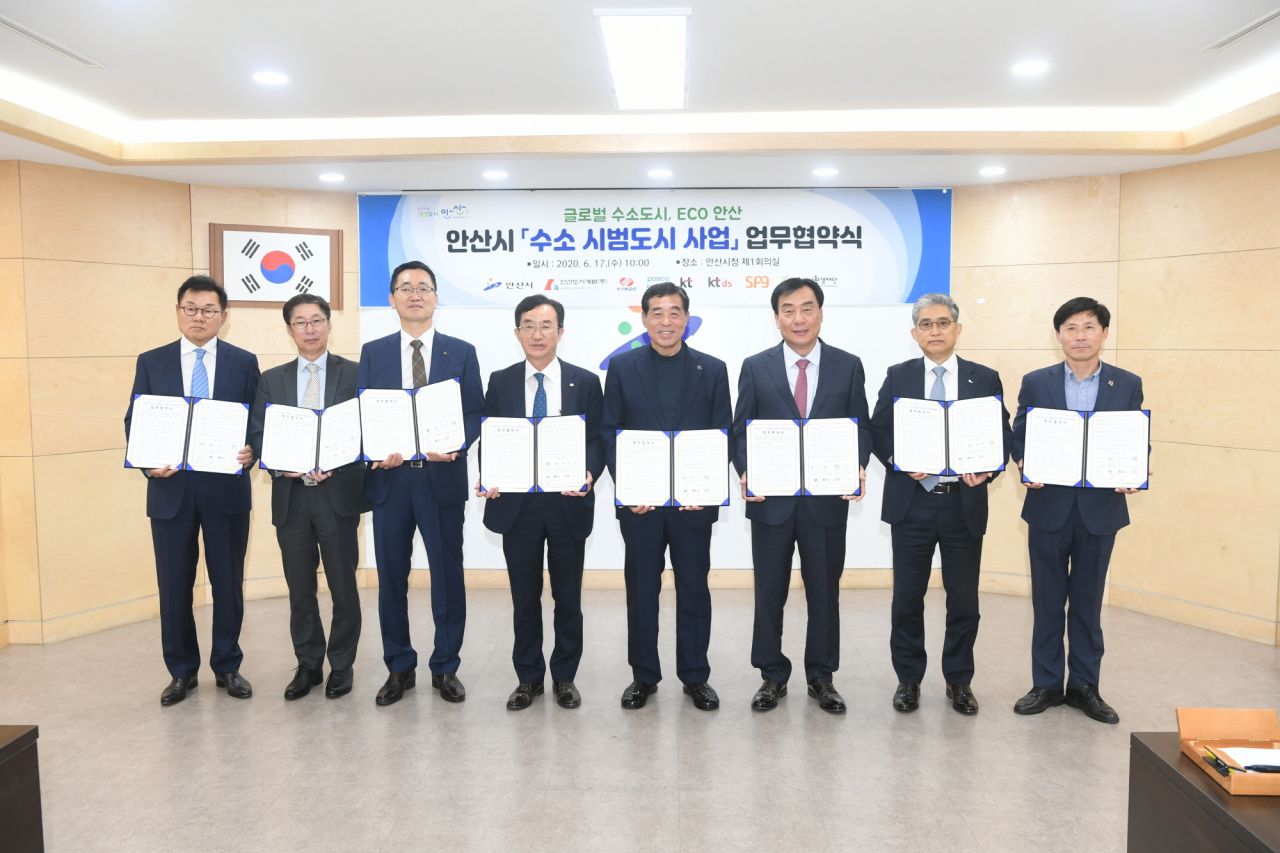 윤화섭 안산시장이 지난 6월 17일 수소시범도시의 원활한 사업 추진을 위해 열린 관계기관과의 업무협약식에서 참석자들과 기념촬영을 하고 있다. [안산시 제공]