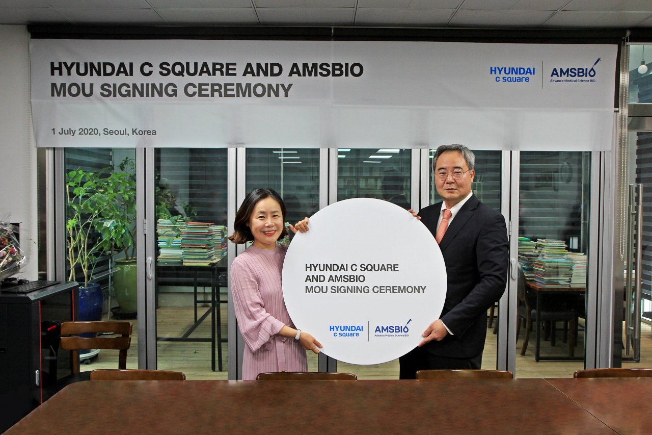 박혜린 에이엠에스바이오 대표(좌측)와 김성윤 현대씨스퀘어 대표(우측)가 서울 성동구에 소재한 바이오스마트그룹 사무실에서 업무제휴협약을 체결하고 기념 촬영을 하고 있다. [현대코퍼레이션그룹 제공]
