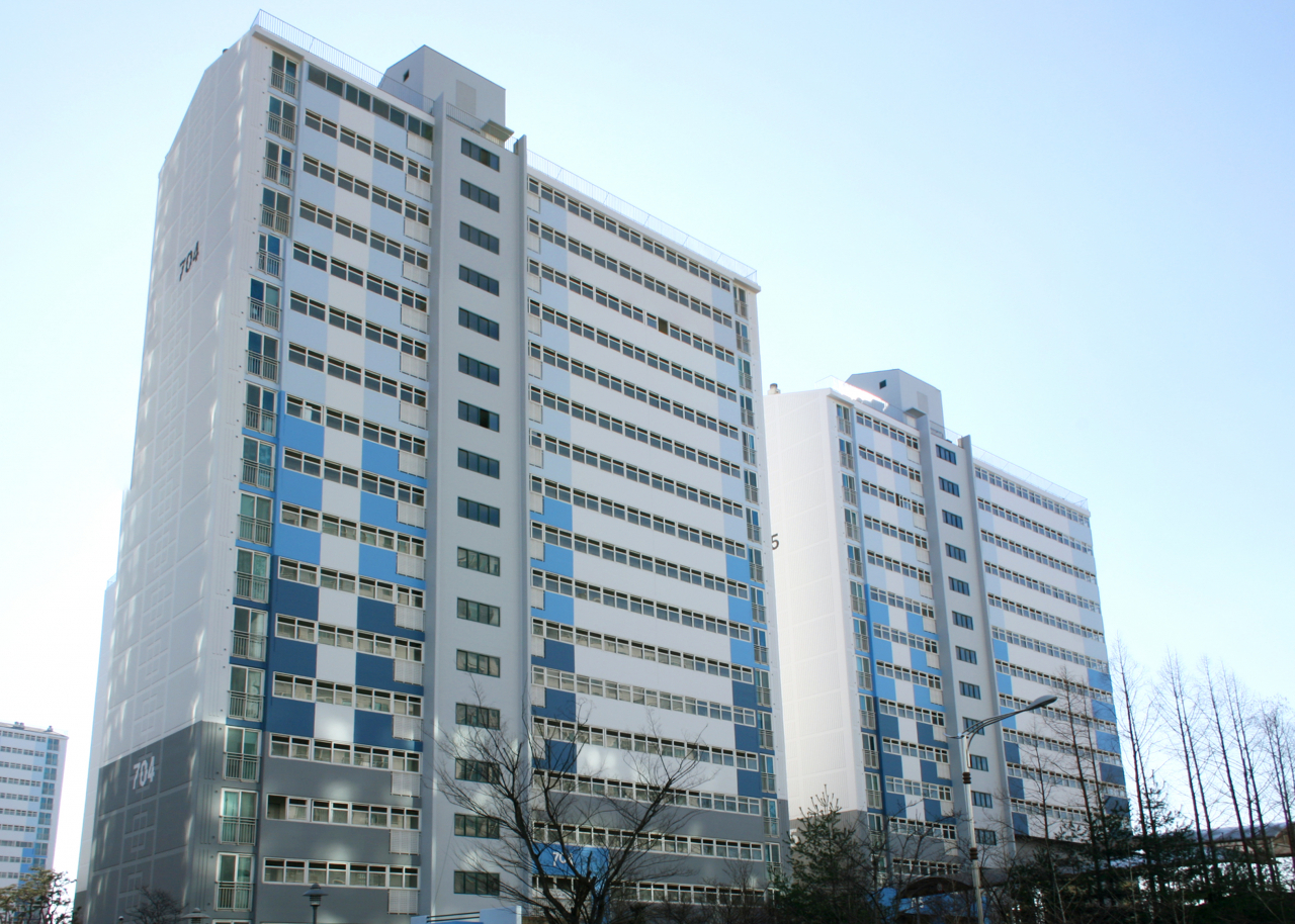 최근 아파트 외관컬러는 회색계열로 주조색이 확장되면서 강조색으로는 파란색계열을 쓰고있다. 사진은 삼화페인트가 사용된 아산 배방 연화마을 휴먼시아. [삼화페인트 제공]