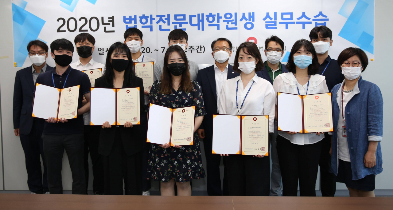 국민건강보험공단의 실무수습 연수프로그램에 참여한 고려대 등 7개 법학전문대학원생들이 지난달 31일 수료식에서 기념사진을 찍고 있다. [국민건강보험공단 제공]