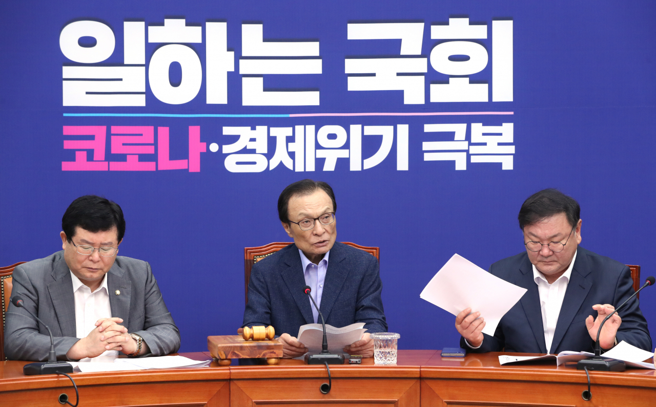이해찬 더불어민주당 대표(가운데)가 3일 오전 서울 여의도 국회에서 열린 최고위원회의에서 발언하고 있다. [연합]