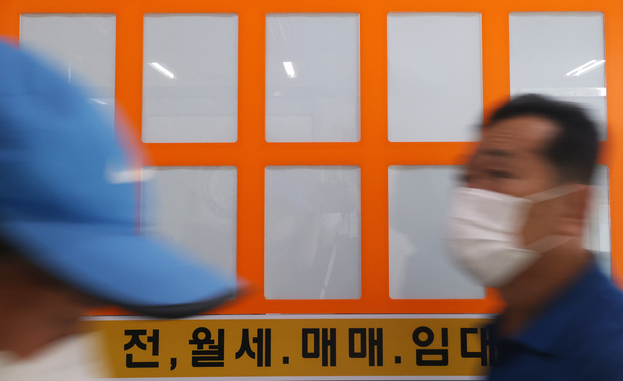 서울 송파구 부동산중개업소 매물 정보란이 전셋값 폭등 및 전세 품귀 현상으로 비어있다. [연합뉴스]