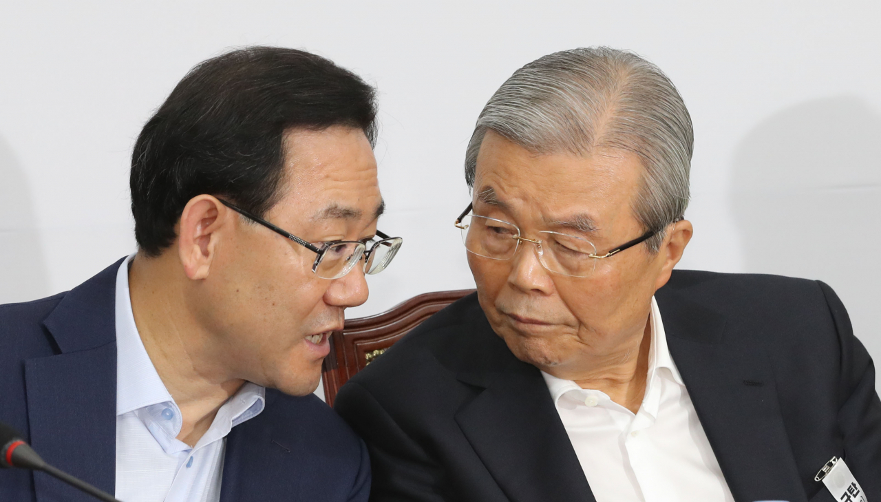 김종인 미래통합당 비상대책위원장과 주호영 원내대표가 3일 오전 서울 여의도 국회에서 열린 비상대책위원회의에서 이야기를 하고 있다. [연합]