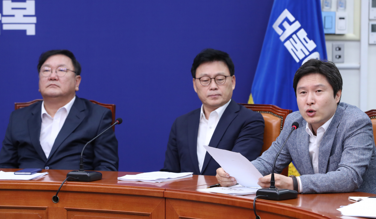 김해영 더불어민주당 최고위원이 3일 오전 서울 여의도 국회에서 열린 최고위원회의에서 "모든 정책은 장점뿐 아니라 단점도 있다"며 "다수결은 최후의 수단이 돼야 한다"고 밝히고 있다. [연합]