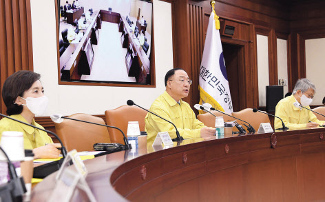 재정확대와 기준금리 인하로 총통화(M2)가 사상 처음 3000조원을 넘어선 가운데 이를 생산적 투자로 돌리지 못할 경우 심한 후유증을 겪을 것이란 우려가 커지고 있다. 홍남기 부총리 겸 기획재정부 장관이 지난달 30일 비상경제 중앙대책본부 회의를 열어 유동자금을 벤처 투자로 유도하기 위한 기업주도형 벤처캐피털(CVC) 허용 방안을 발표하고 있다.[기획재정부 제공]