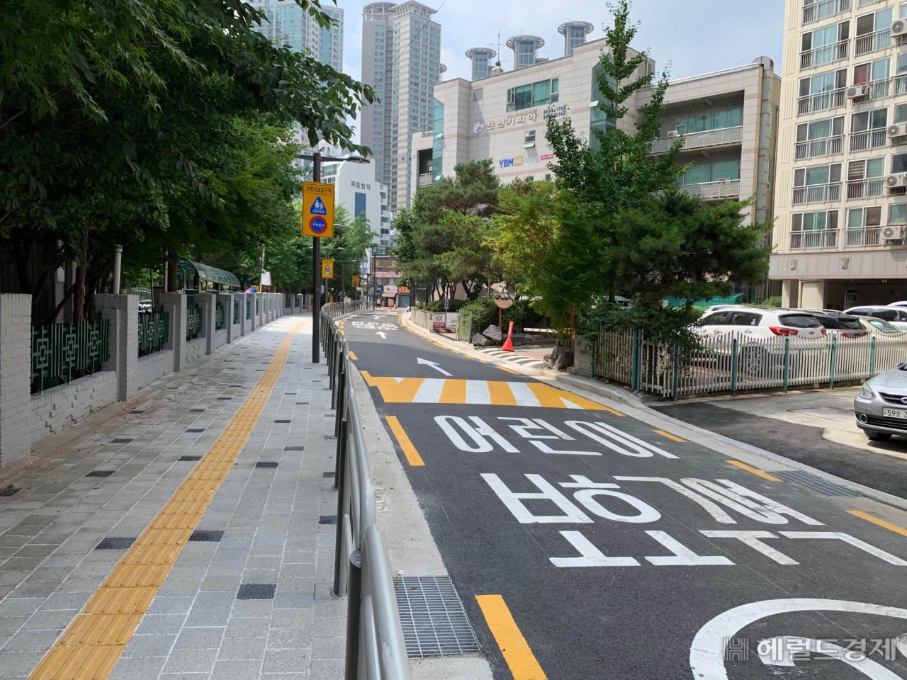 양천구 신정2동 목동초교 인근 비좁았던 통학로를 2배 가량 넓혀 개선한 모습. [양천구 제공]