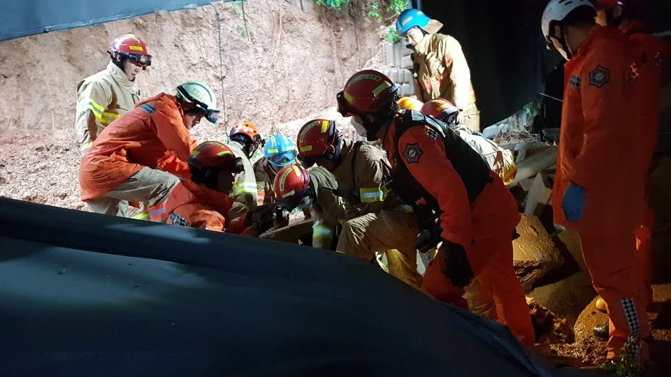 3일 오전 경기도 평택시 청북읍의 한 공장 건물에 토사가 들이닥쳐 소방대원들이 구조작업을 하고 있다. [연합]