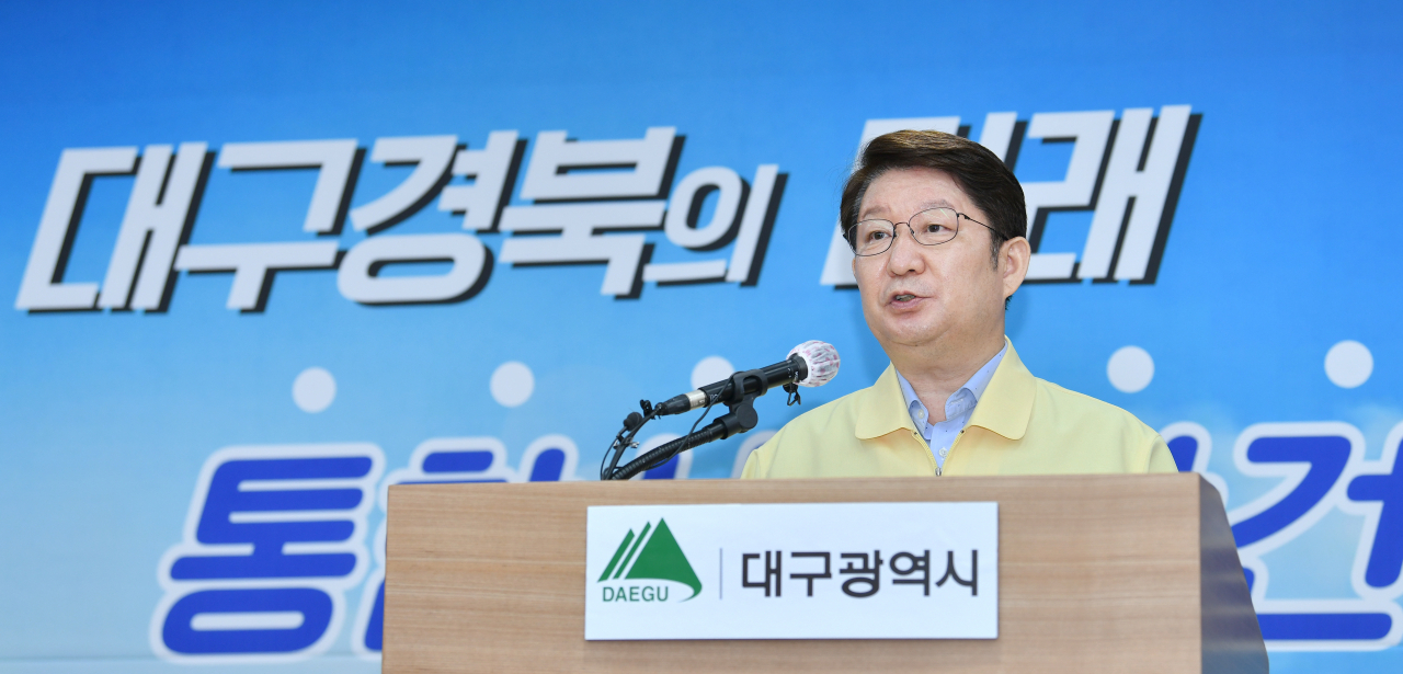 권영진 시장이 3일 대구시청에서 언론 브리핑을 통해 안전한 취수원 확보와 관련한 담화문을 발표하고 있다.[대구시 제공]