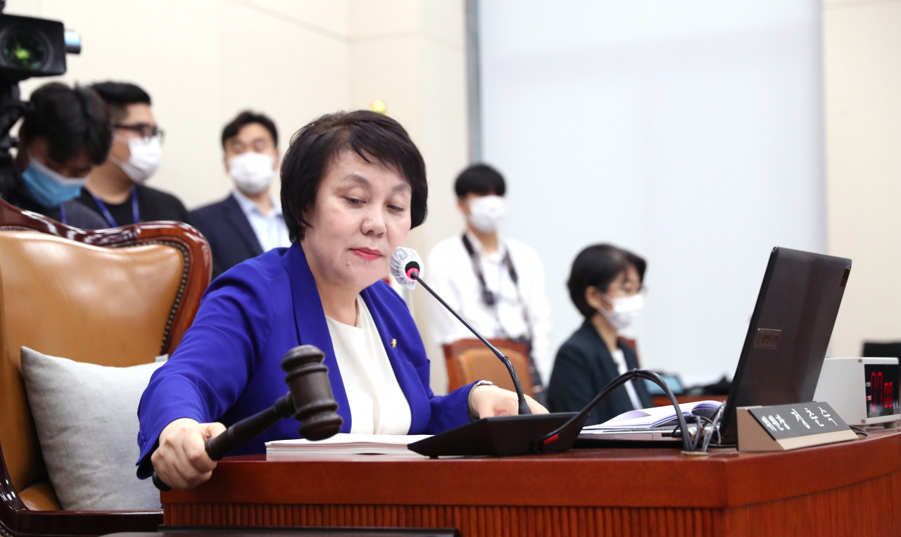 정춘숙 여성가족위원회 위원장이 3일 오전 서울 여의도 국회에서 열린 여성가족위원회 전체회의에서 개의를 선언하고 있다. [연합]