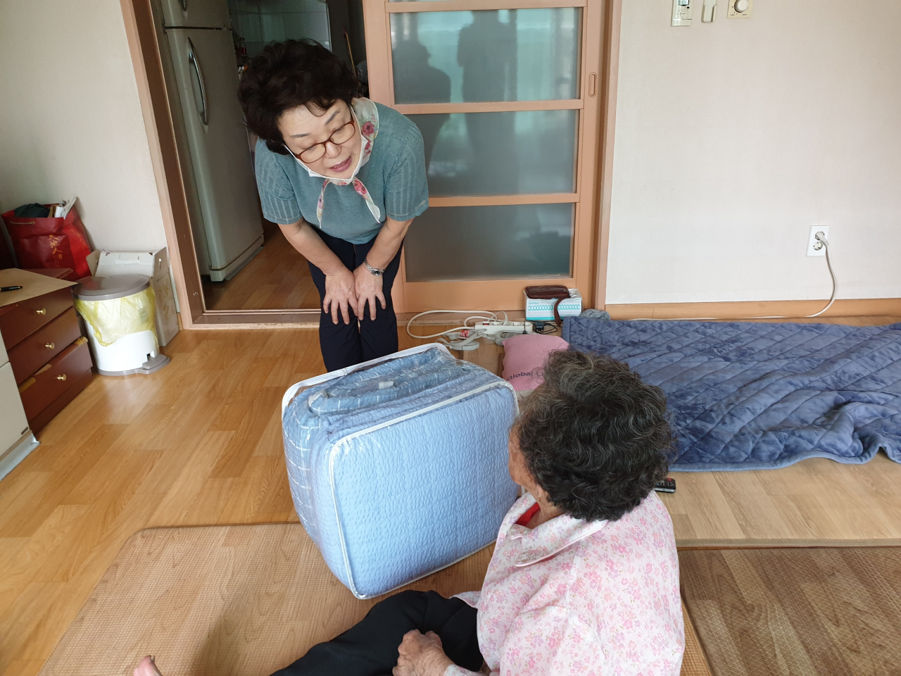 지역사회보장협의체서 저소득 이웃 가정을 방문해 여름용품을 전달하고 있다. [용인시 제공]
