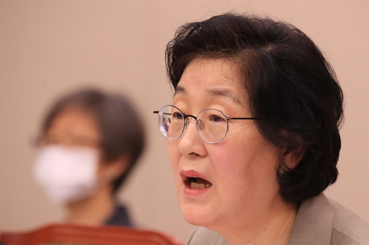 이정옥 여성가족부 장관이 3일 국회 여성가족위원회 전체회의에서 발언하고 있다. [연합]