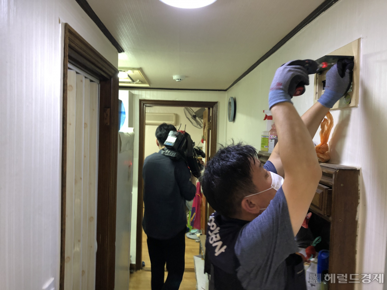 지난달 27일 구청 공무원이 지역 내 취약가구를 방문해 안전 점검을 하고 있다. [강북구 제공]