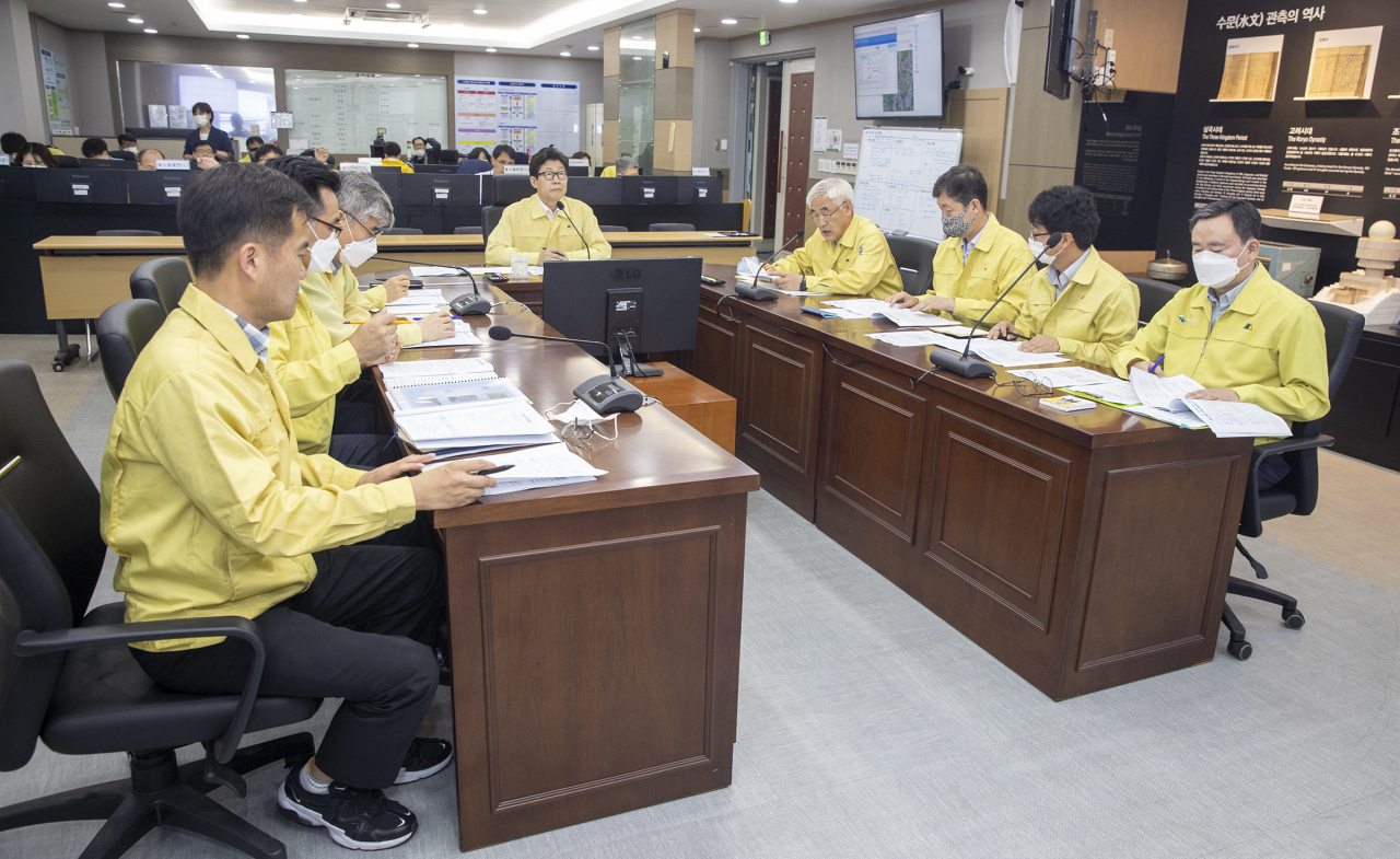 조명래 환경부장관이 3일 오전 서울 서초구 한강홍수통제소에서 개최된 영상회의에서 환경부 본부, 4개(한강·낙동강·금강·영산강) 홍수통제소, 한국수자원공사의 홍수 및 제4호 태풍 ‘하구핏’ 북상에 따른 대응 상황을 점검하고, 선제적 대응과 빈틈없는 대책 추진을 통해 국민의 생명과 재산 보호에 최선을 다해줄 것을 당부하고 있다. [환경부 제공]