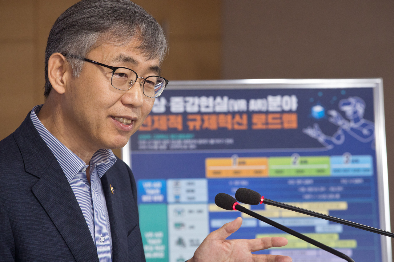 김성수 과학기술정보통신부 과학기술혁신본부장이 3일 서울 종로구 정부서울청사 본관 브리핑룸에서 '가상증강현실(VR AR) 선제적 규제혁신 로드맵' 브리핑을 하고 있다. [과기부 제공]