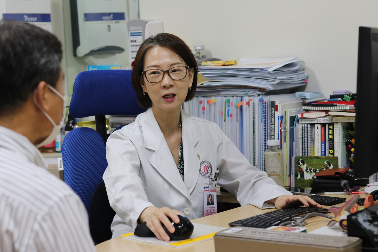 한림대학교동탄성심병원 홍은경 교수가 당뇨환자의 외래진료룰 보고있다.