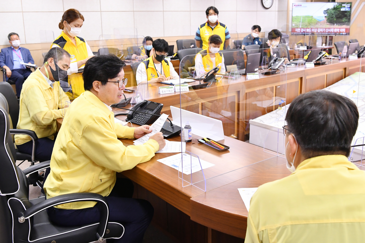 염태영 시장이 재난안전대책본부를 찾아 비 피해 대응을 지시하고 있다. [수원시 제공]