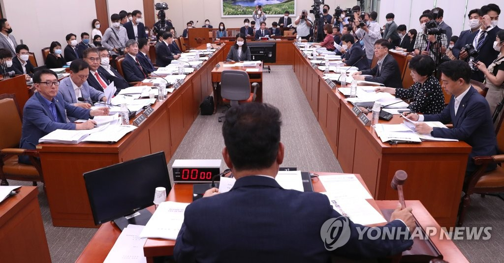3일 국회 외교통일위원회에서 대북 전단 살포를 금지하는 내용이 담긴 ‘남북교류협력에관한법’ 개정안을 두고 논의가 이어졌다. [연합]