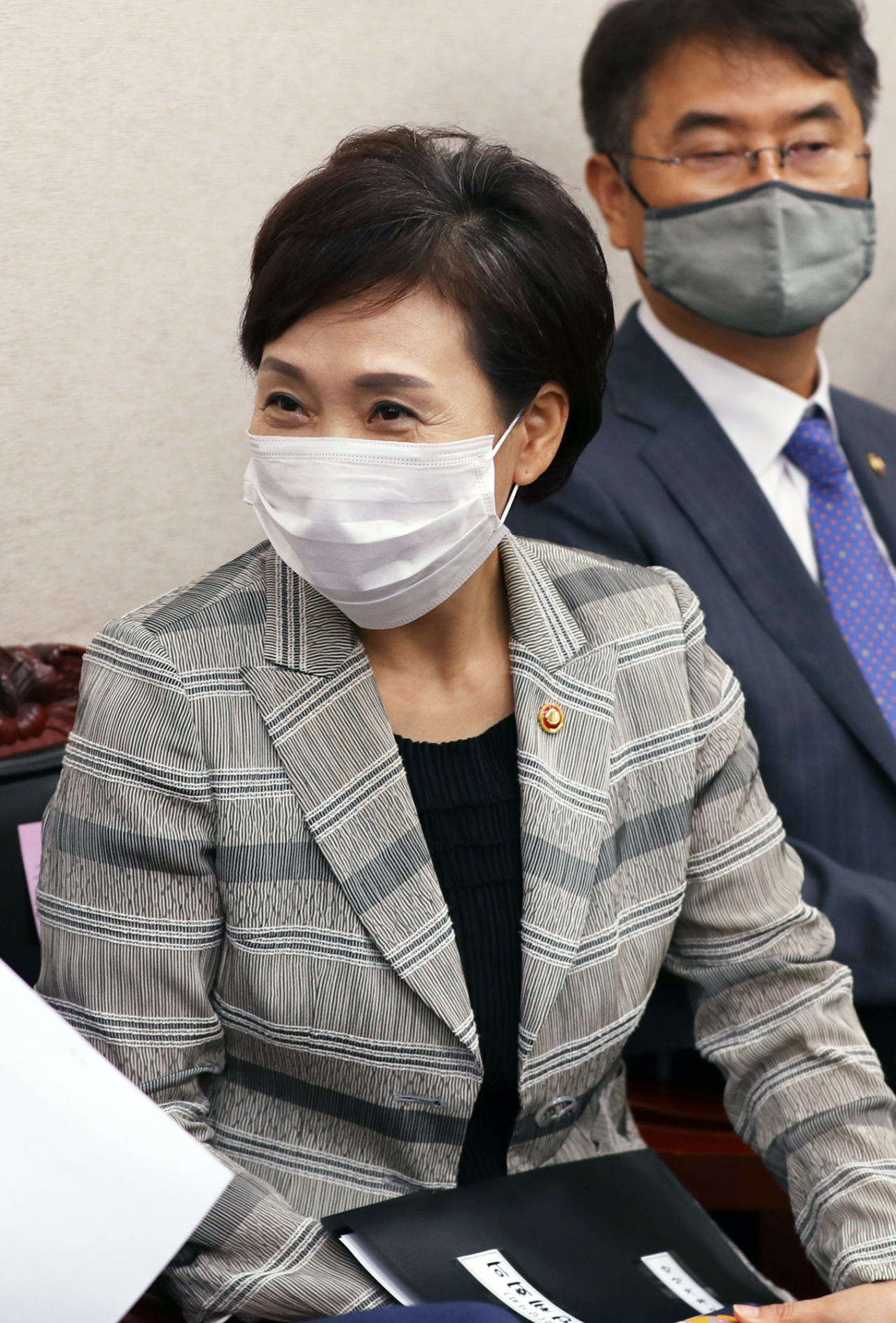 김현미 국토교통부 장관이 3일 오후 서울 여의도 국회에서 열린 법사위 전체회의에 참석, 김영춘 국회 사무총장과 대화하고 있다. [연합]