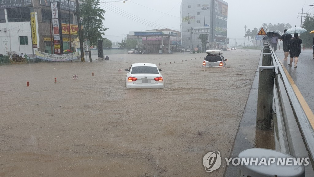 수도권과 중부지역에 내린 게릴라성 호우로 사망, 실종 등 인명 피해가 잇따르고 있다. 사진은 3일 충청남도 천안에 내린 비로 도심 곳곳이 물에 잠긴 모습. [연합]