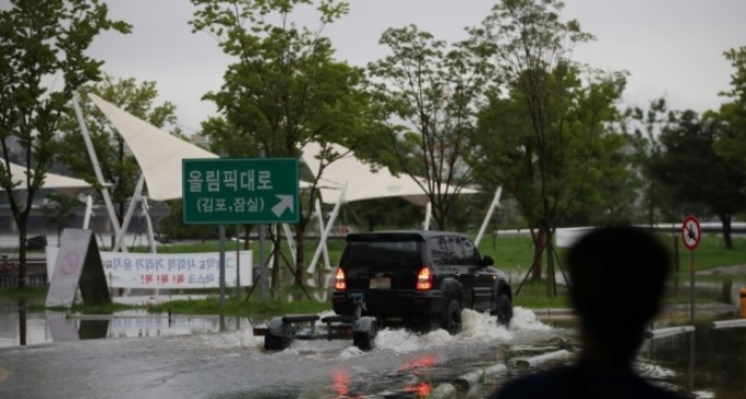 집중호우로 팔당댐 방류량이 늘면서 서울 서초구 잠수교 인근 반포 한강공원이 물에 잠겨 있다. [연합]