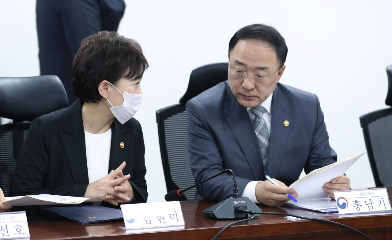 홍남기 경제부총리 겸 기획재정부 장관(오른쪽)과 김현미 국토교통부 장관이 4일 오전 서울 여의도 국회 의원회관에서 열린 부동산 시장 안정화를 위한 주택공급 확대방안 당정협의에서 대화하고 있다. [연합]
