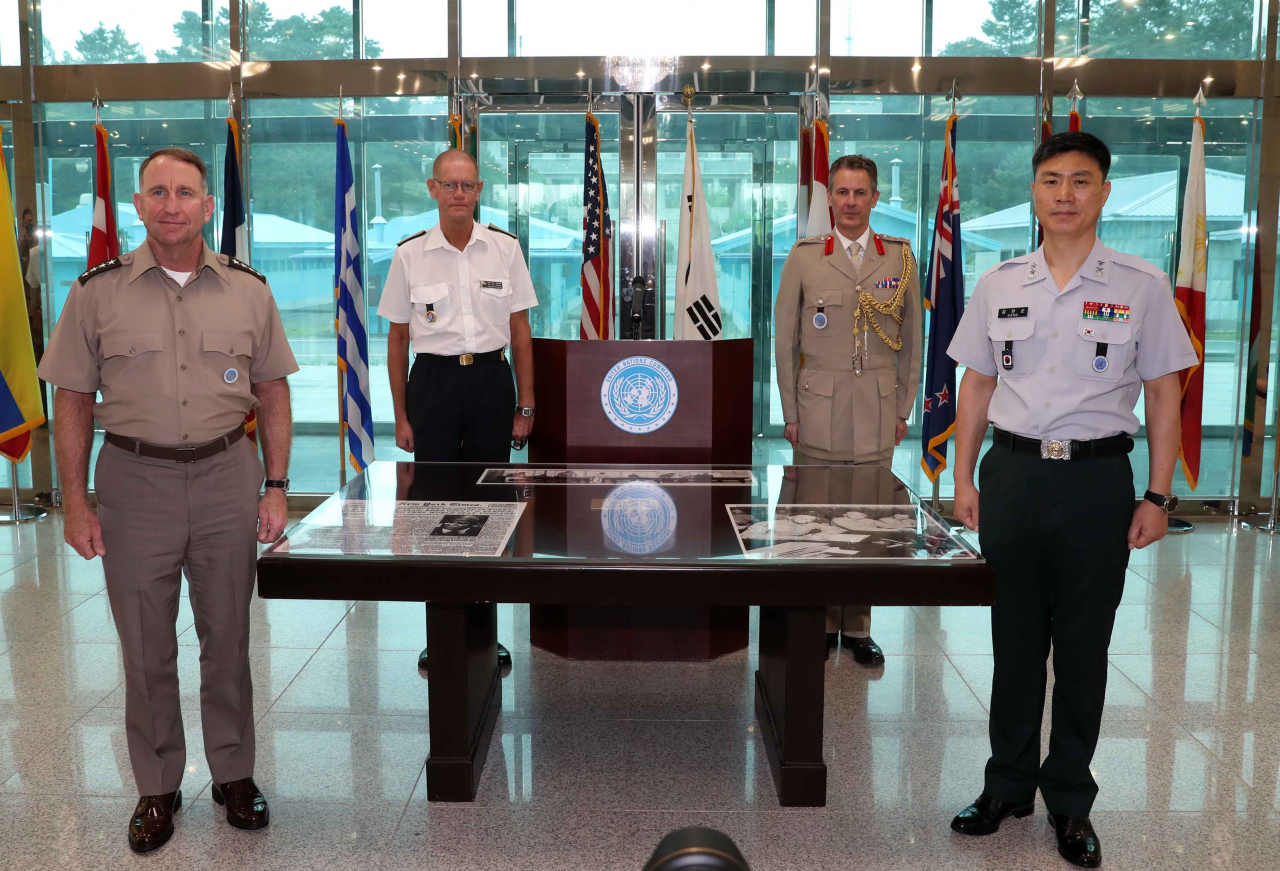 지난달 27일 경기도 파주 판문점 자유의 집에서 열린 정전협정 67주년 기념식에 유엔군사령관을 겸하고 있는 로버트 에이브럼스 주한미군사령관 겸 한미연합사령관(왼쪽부터), 히베 코넬리우손 중감위 스웨덴 대표, 마이클 머독 전력제공국 대표, 강인순 유엔사 군정위 수석대표가 참석하고 있다.[연합]