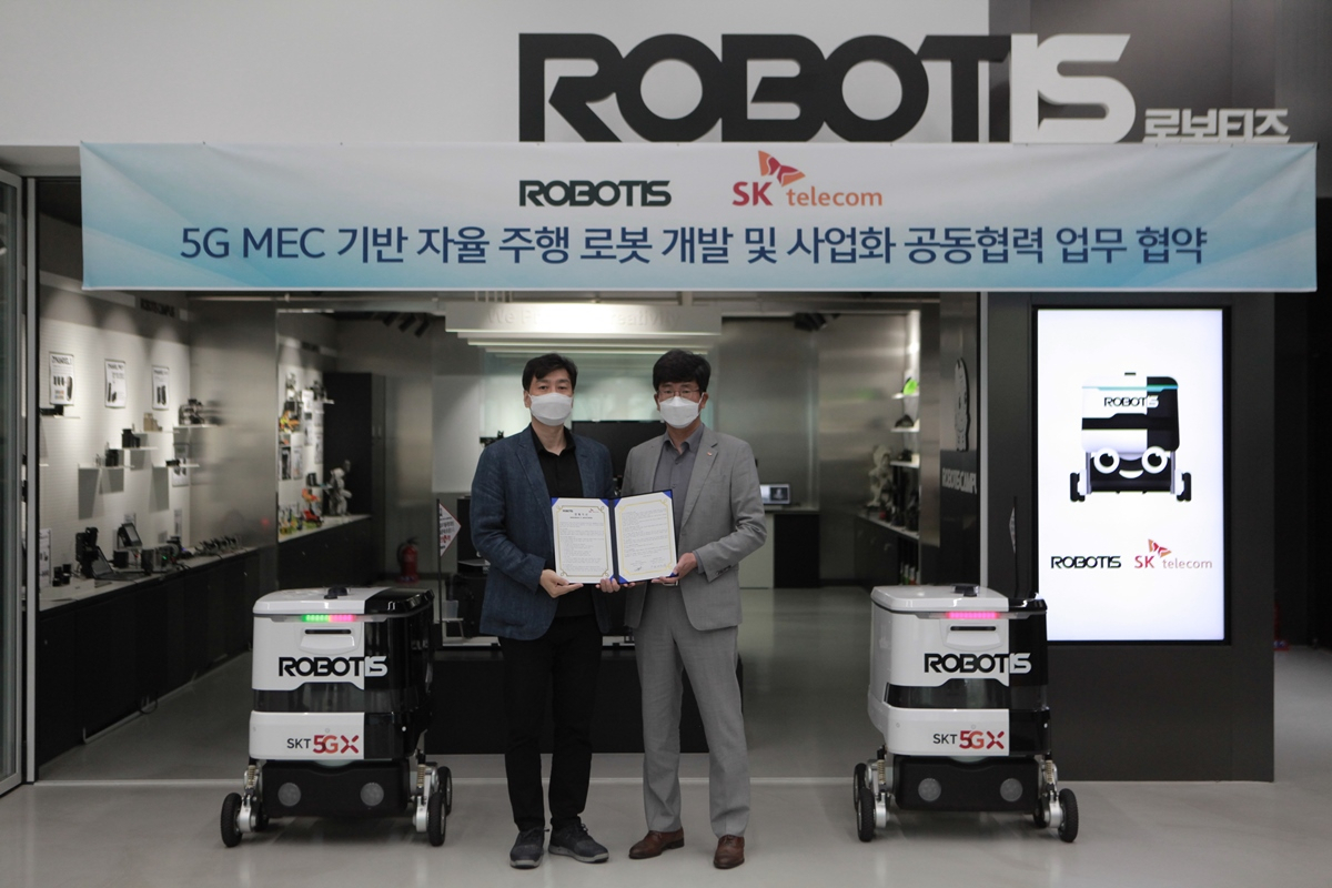 5G MEC 글로벌 리더 SK텔레콤과 로봇 전문 기업 로보티즈가 5G MEC 자율주행 로봇 개발 협력을 추진한다. 최판철 SK텔레콤 본부장(사진 오른쪽)과 김병수 로보티즈 대표(사진 왼쪽). [SK텔레콤 제공]