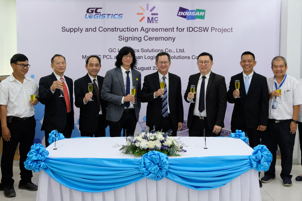 지난 3일, 두산로지스틱스솔루션과 태국 국영 석유화학회사 PTT GC(Global Chemical) 관계자들이 참석한 가운데 태국 라용 현지에서 계약식이 열렸다. 신종 코로나바이러스 감염증(코로나 19)의 영향으로 동현수 ㈜두산 부회장이 영상으로 축사를 전했다. [두산로지스틱스솔루션 제공]