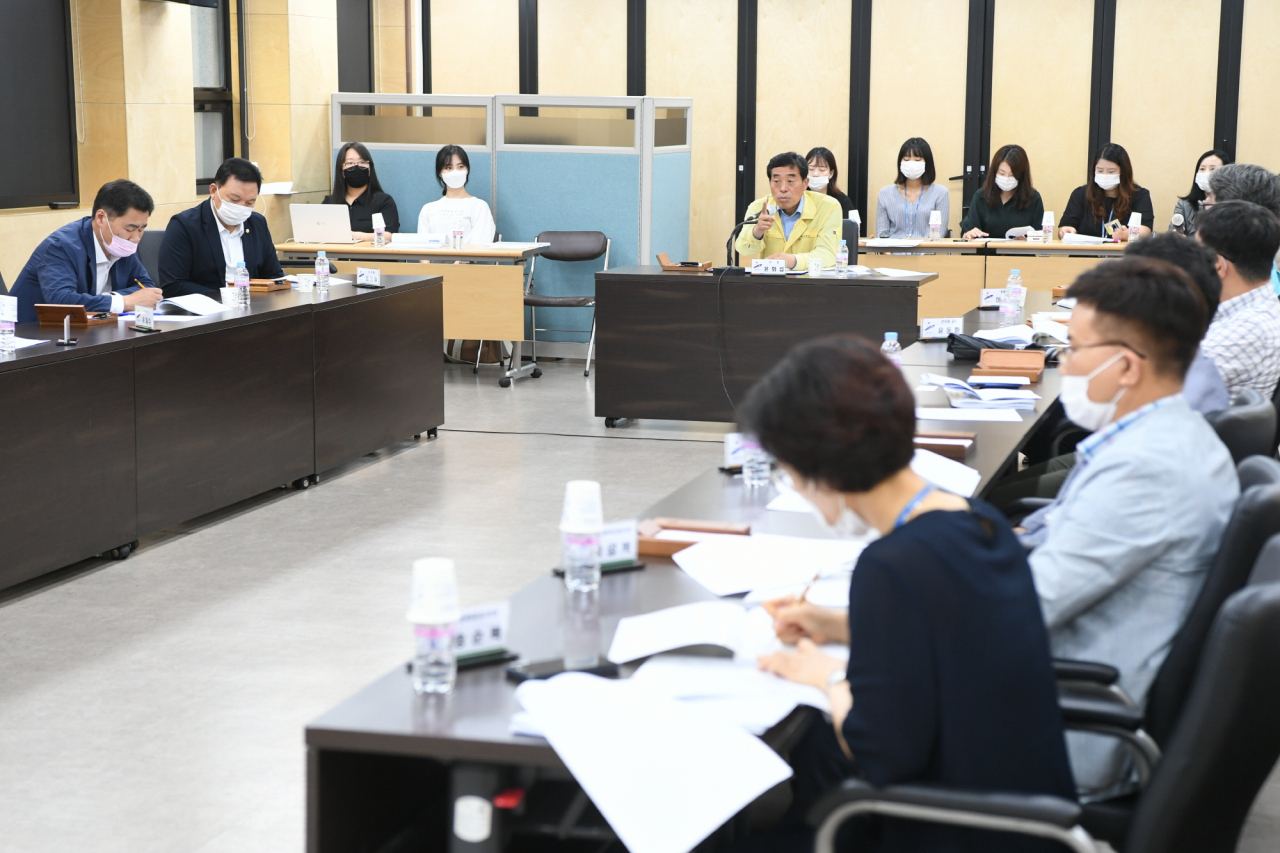 윤화섭 안산시장이 지난달 30일 시청에서 열린 시립박물관 기본계획 수립 용역 최종보고회에서 발언하고 있다. [안산시 제공]