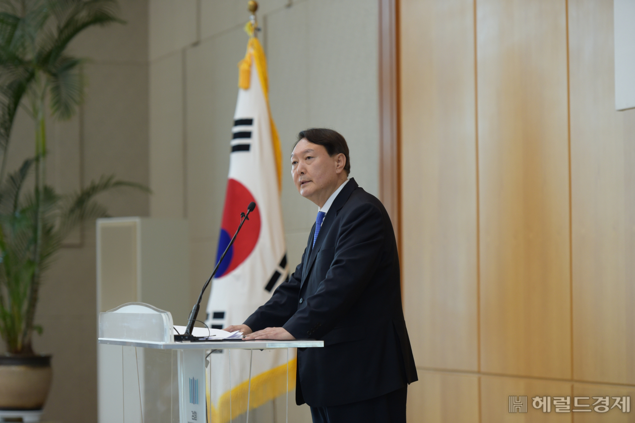 윤석열 검찰총장이 3일 ‘신임 검사 신고식’에서 발언하고 있다. [대검찰청 제공]
