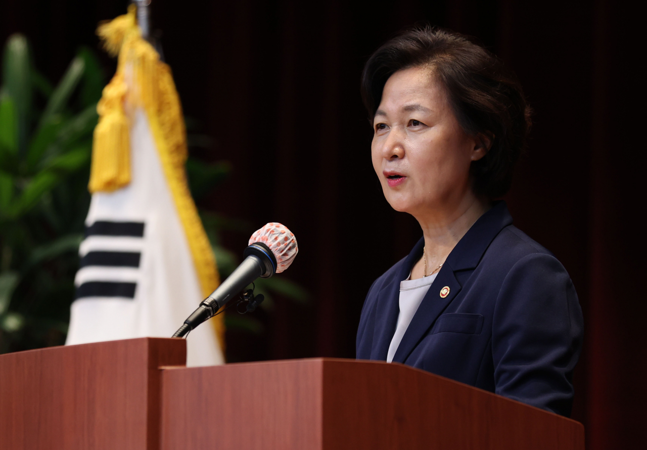 추미애 법무부 장관이 3일 경기도 정부과천청사에서 열린 신임 검사 임관식에서 인사말을 하고 있다. [연합]