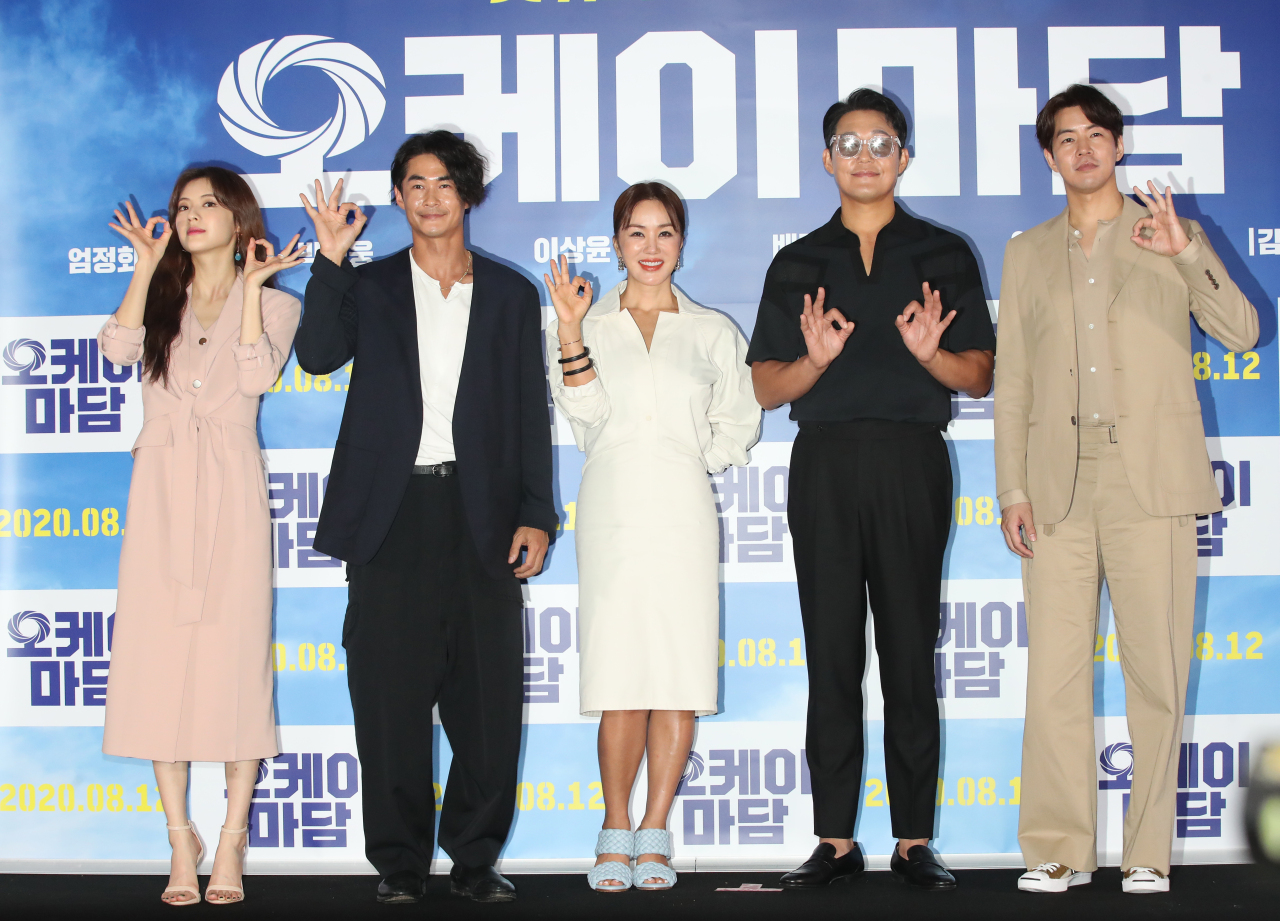 Lead cast members of “Okay! Madam” -- (from left) Lee Sun-bin, Bae Jung-nam, Uhm Jung-hwa, Park Sung-woong and Lee Sang-yoon -- pose for photos during the film’s press premiere in Seoul on Monday. (Yonhap)