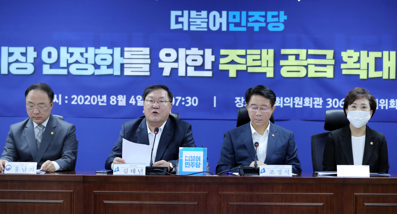 김태년 더불어민주당 원내대표(왼쪽 두번째)가 4일 오전 서울 여의도 국회 의원회관에서 열린 부동산 시장 안정화를 위한 주택공급 확대방안 당정협의에서 발언하고 있다. [연합]