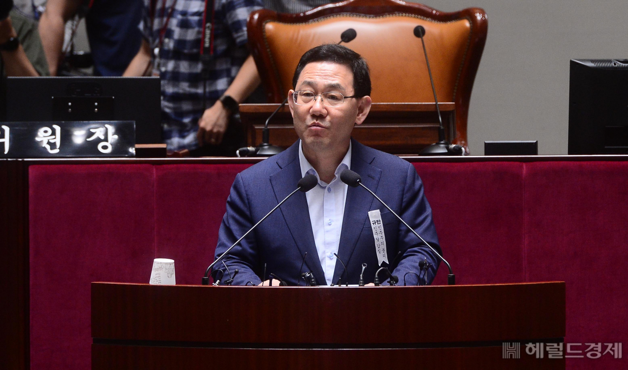 [헤럴드경제=이상섭 기자] 주호영 미래통합당 원내대표가 4일 오전 서울 여의도 국회에서 열린 의원총회에 참석해 현안과 관련한 발언을 하고 있다. babtong@heraldcorp.com