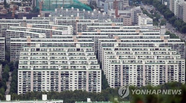 재건축을 앞둔 서울 강남권 아파트 전경. [연합]