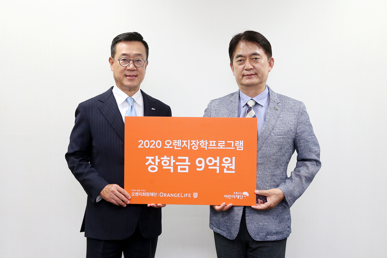 오렌지희망재단 정문국 이사장(왼쪽, 오렌지라이프 대표이사 사장)과 초록우산 어린이재단 홍창표 부회장이 기부금 전달식을 가진 후 기념 촬영을 하고 있다. 출처=오렌지라이프.
